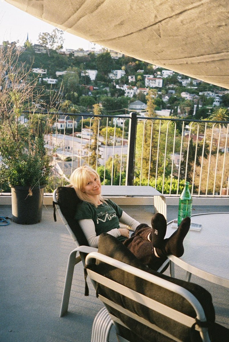 paramorebrasil's tweet photo. Quando sua arte é mais importante que os números 😌

Até hoje, o site oficial de Hayley Williams ainda permite que os fãs façam download gratuito de todas as faixas do Ego Death At A Bachelorette Party. https://t.co/LryR3k3937