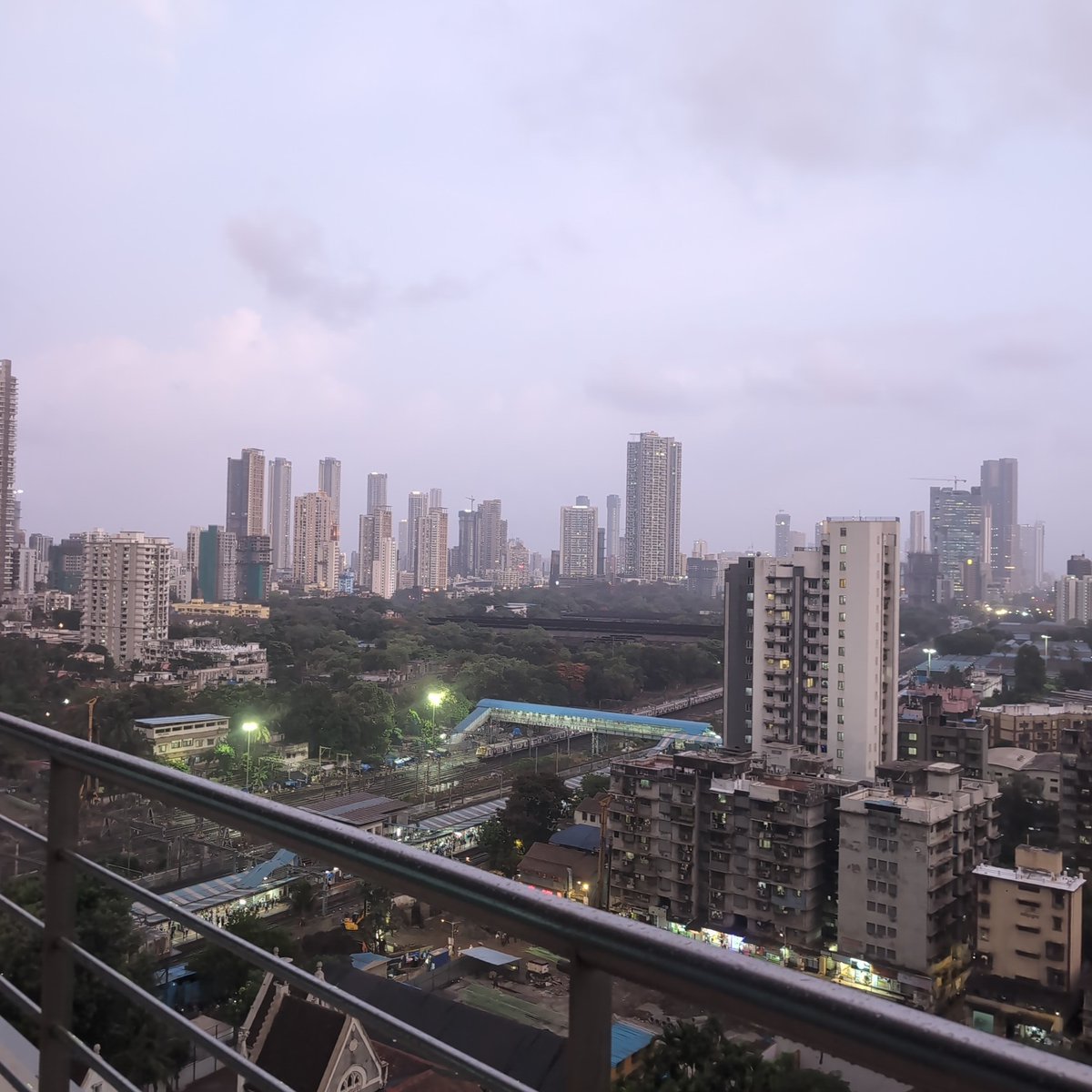 scorpiohoster's tweet photo. @rushikesh_agre_ It is drizzling now in Prabhadevi. https://t.co/xY4iQ0deD4