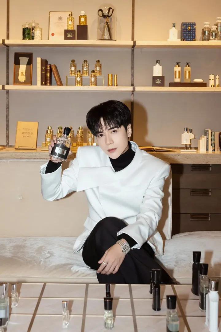 Chantari24's tweet photo. น้ำหอมกับชายหนุ่มอะไรจะหอมกว่ากัน😁
 #QuangHungMasterD #TheHouseofCreed #Aventus #AHPerfumes https://t.co/Yalh8RqBav