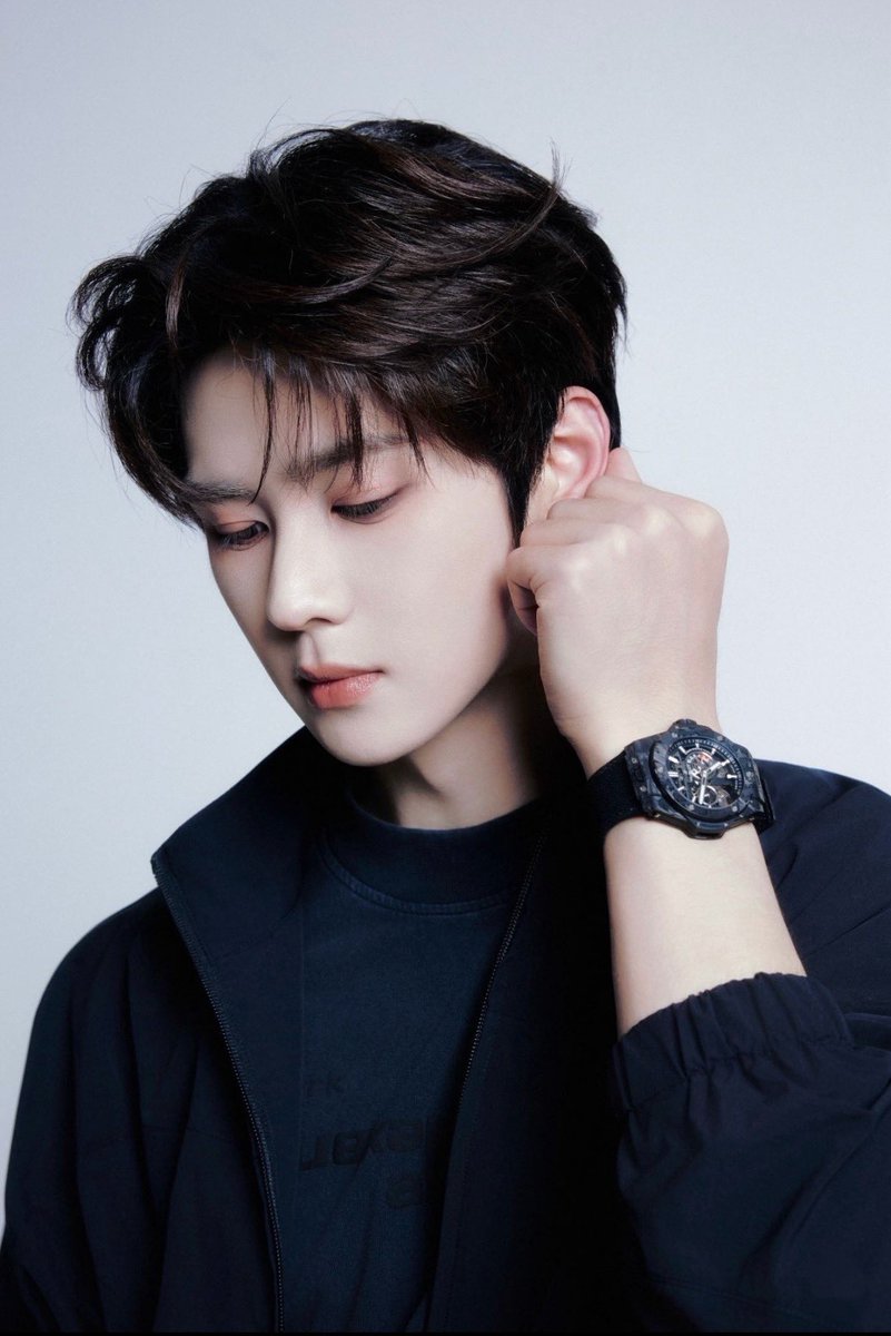 nuoxdyueya's tweet photo. 钱锟 この人ほんとにやば…
今度はHUBLOT⌚️ めちゃ似合ってる 钱锟さん色々時計持ってるしモデルとしてぴったりじゃん 私も時計好きだから我得でしかない それに｢歌手 钱锟｣の表記が最高
#钱锟 #クン #KUN  
🔗 https://t.co/C7bEXI9CVF https://t.co/Gz3iC4vp0N
