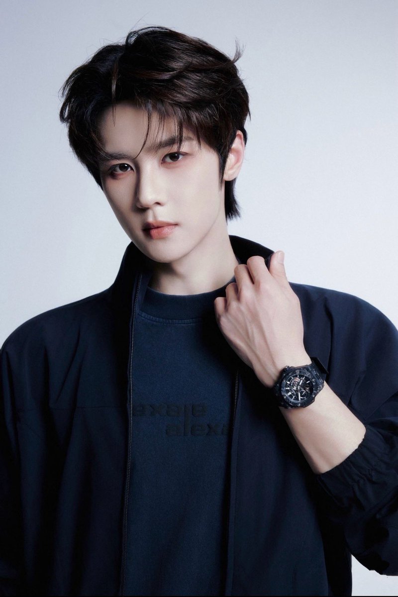 nuoxdyueya's tweet photo. 钱锟 この人ほんとにやば…
今度はHUBLOT⌚️ めちゃ似合ってる 钱锟さん色々時計持ってるしモデルとしてぴったりじゃん 私も時計好きだから我得でしかない それに｢歌手 钱锟｣の表記が最高
#钱锟 #クン #KUN  
🔗 https://t.co/C7bEXI9CVF https://t.co/Gz3iC4vp0N