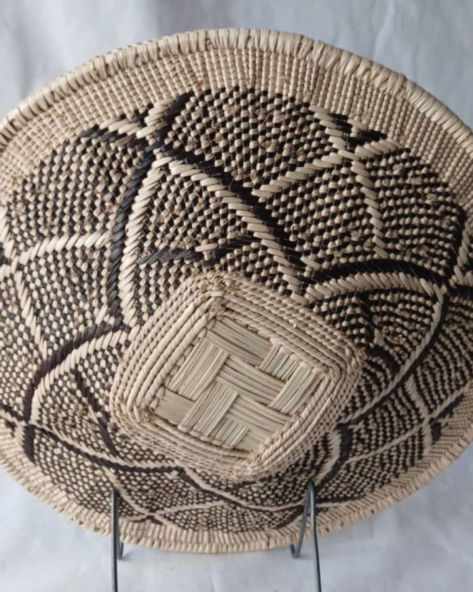 mytarooka's tweet photo. Bring authentic Zimbabwean craftsmanship to your walls: 12" (30cm) Nambiya wall deco basket for just $55. Handwoven with unique texture and pattern; a perfect focal point for any room. #AfricanArt #Handmade 
https://t.co/vsTnTP6GZd https://t.co/yiPaYrHimB