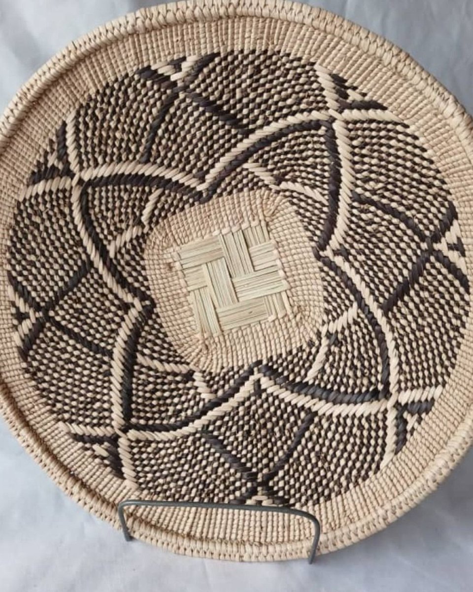 mytarooka's tweet photo. Bring authentic Zimbabwean craftsmanship to your walls: 12" (30cm) Nambiya wall deco basket for just $55. Handwoven with unique texture and pattern; a perfect focal point for any room. #AfricanArt #Handmade 
https://t.co/vsTnTP6GZd https://t.co/yiPaYrHimB