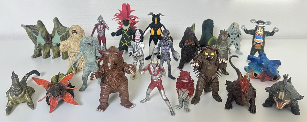 space93493637's tweet photo. HG、DG、ソフビ道、名鑑、円谷倉庫…スケールや造形が合いそうなものでのんびり集めているウルトラマンシリーズ。並べてみると他のシリーズでは感じたことのない雰囲気…ポジティブなエネルギーを感じます🧐見ていて楽しいし飽きないですね💭省スペースで作品の世界観を味わえるHGは良いですね。 https://t.co/iV3ooQbrKf