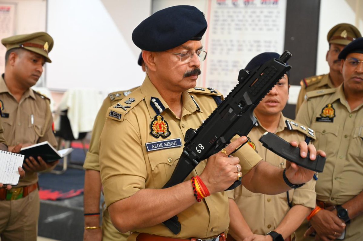 DG_UPSSF's tweet photo. आज दि. 09.06.26 को श्री आलोक सिंह पुलिस महानिदेशक यूपीएसएसएफ उ०प्र० द्वारा एसएसएफ मुख्यालय 32वीं वाहिनी लखनऊ में विशेष सुरक्षा बल के शस्त्रों, बम निरोधक दस्ते के उपकरणों तथा वीवीआईपी सुरक्षा में प्रयुक्त विभिन्न आधुनिक उपकरणों का भ्रमण/निरीक्षण किया गया... https://t.co/7yOwZIn7La