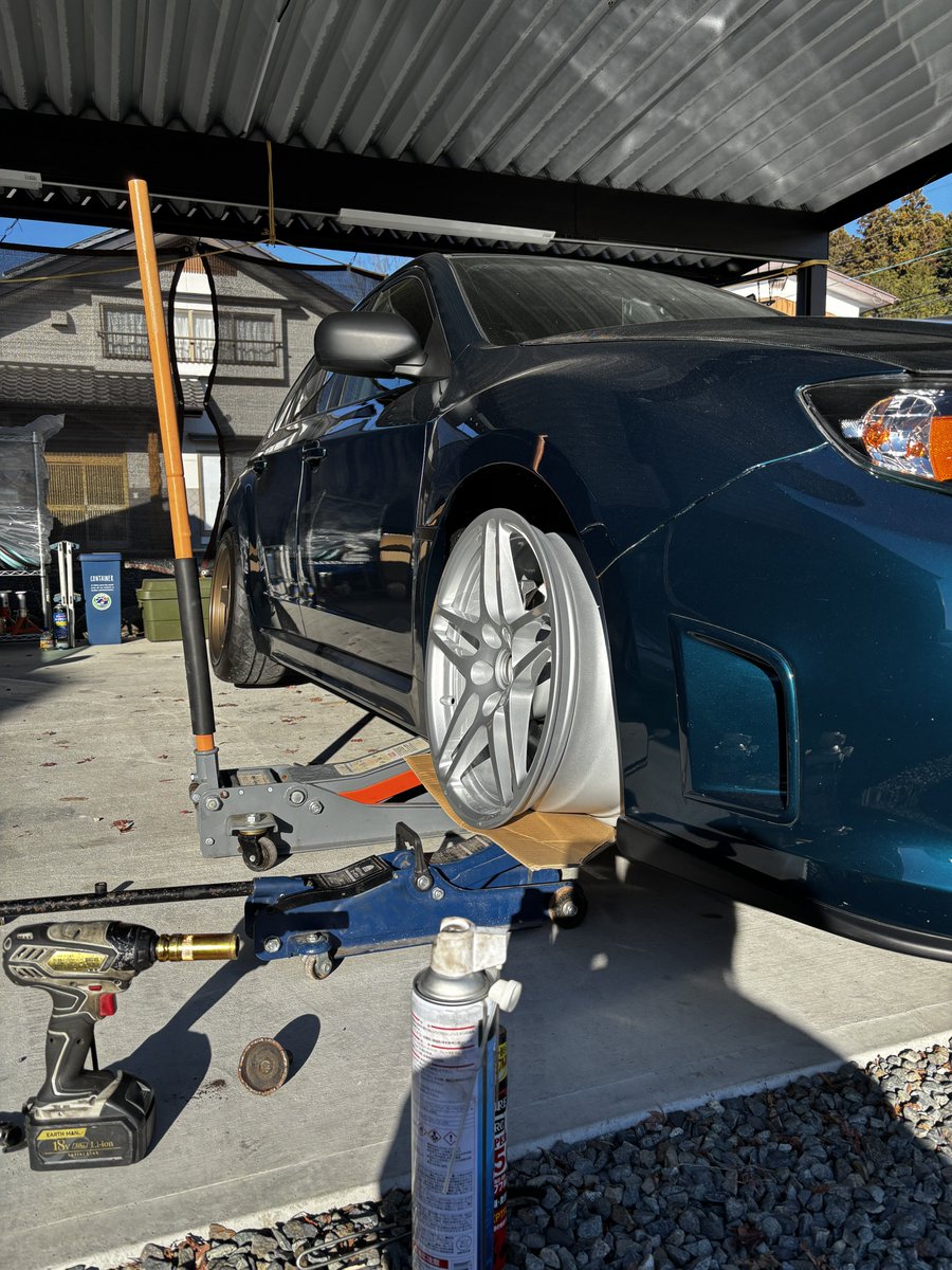 kmasyo's tweet photo. 11月
納車。（この姿覚えといてね）
フィエスタとお別れ納車ツーリング兼撮影会
冬仕様にするついでに仮合わせ（ってタイヤ組んでないじゃん🙄）
冬仕様はBBS RG-R 8j+40にアイスガードig70 235/45r17
キャンバーも起こしました https://t.co/S5j86ac683