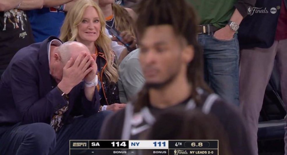 _groovyT's tweet photo. @Franchise330 We both the guy in the back I guess https://t.co/IgmQywWMBx