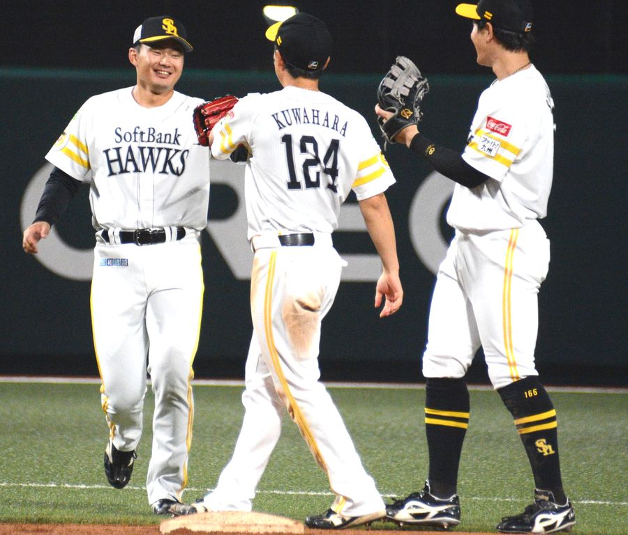 nishispo_hawks's tweet photo. 生海選手が今季初の守備　

「打席、守備、やっぱり楽しい」　

2024年に脳挫傷負いオフに育成で再契約

▼記事はこちらから▼ #sbhawks
https://t.co/SbnR6nC5rj https://t.co/8fE2RDy1hv