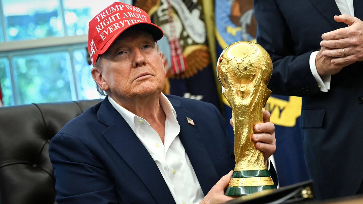 manaf12hassan's tweet photo. Den USA gehört die WM weggenommen.

Die iranische Nationalmannschaft darf nur an Spieltagen einreisen und muss die USA danach sofort wieder verlassen. Den Betreuern der Mannschaft wurden die Visa verweigert, iranischen Fans wurden sämtliche Tickets entzogen. Das ist klare Wettbewerbsverzerrung.

Einem Schiedsrichter wurde die Einreise verweigert, weil er aus Somalia stammt. In der Nähe des WM-Quartiers Englands fielen Schüsse (9 Verletzte). Senegal-Stars wurden bei der Einreise schikaniert. Im WM-Quartier der Schweiz besteht Schlangengefahr. Fans aus Haiti, Senegal und der Elfenbeinküste erhalten Einreiseverbote.

In einem solchen Land mit einer solchen Führung sollte die WM nicht stattfinden. Donald Trump und seine dreckige Politik zerstören das Turnier. Normalerweise müssten die USA und Israel aufgrund ihrer Kriege bei konsequenter Haltung von allen internationalen Veranstaltungen ausgeschlossen werden. Ich bin aber weiterhin der Meinung, dass Politik im Sport oder in anderen wichtigen gesellschaftlich verbindenden Bereichen nichts zu suchen hat. Offensichtlich missbrauchen die USA dieses Turnier jedoch. Gleichzeitig wird Russland seit Jahren von vielen Sportveranstaltungen ausgeschlossen.