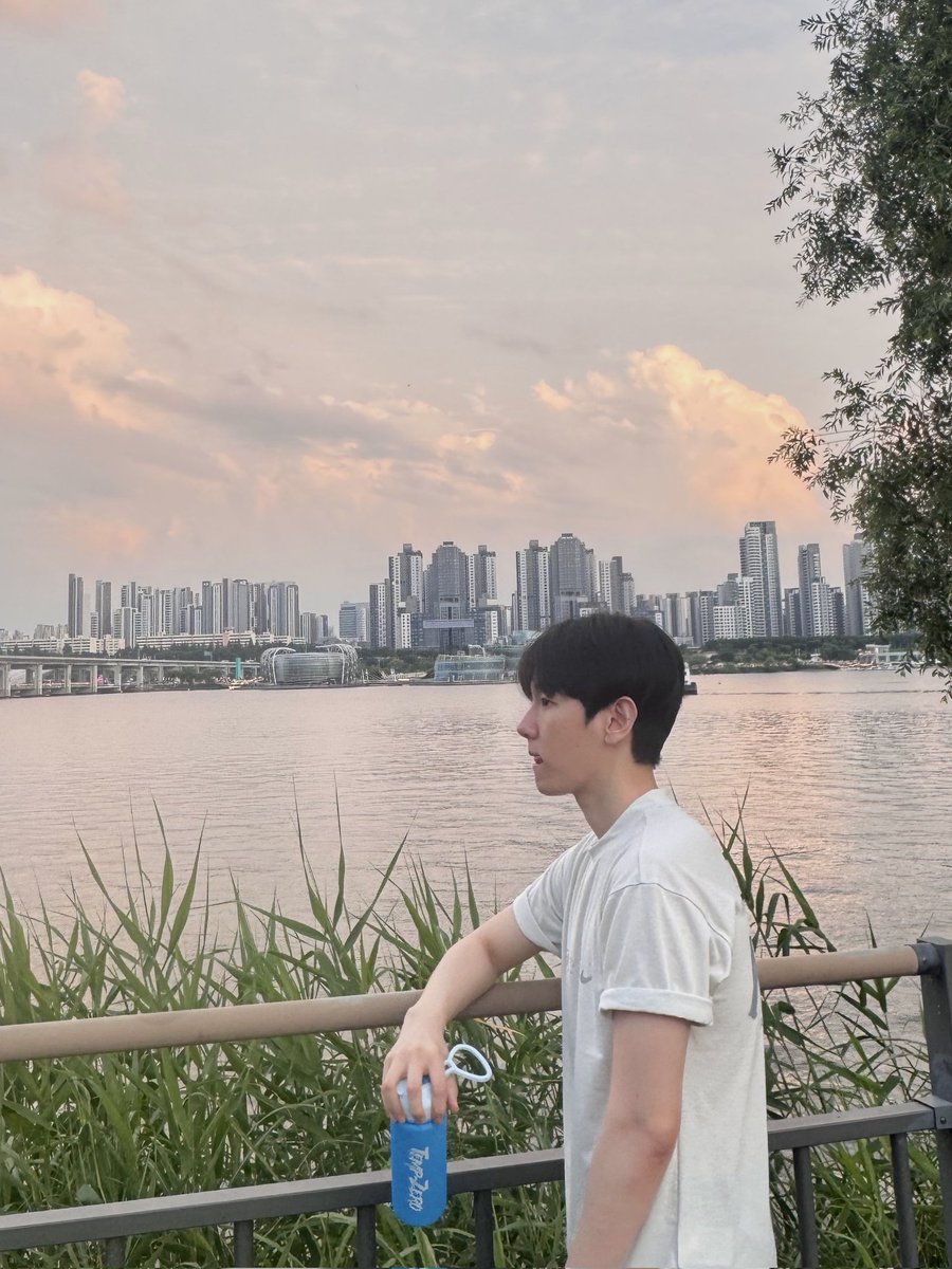 bbhplanetbr's tweet photo. 09.06.26 | #BAEKHYUN via 🫧

"Oiiii!

(4 fotos)

Jogando aqui 4 fotos dos bastidores!! ㅎㅎ

É uma foto de nuvem em formato de cachorrinho que eu tirei! ㅎㅎ

Fofinho, nééé? ㅎㅎ

Eu não ia postar porque o short estava curto demais.. mas parece que vocês... gostaram bastante ... né?...

Eu estou indo para a aulaaa~

Queria fazer uma live a caminho (da aula), mas está dando erro e não funciona ㅜㅜ"