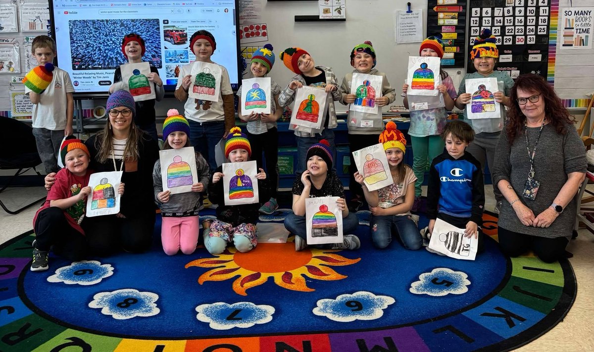 Indie5051's tweet photo. Una profesora pasó las vacaciones escolares transformando los dibujos de sus alumnos en gorros de verdad. https://t.co/XY0rHpaCsn