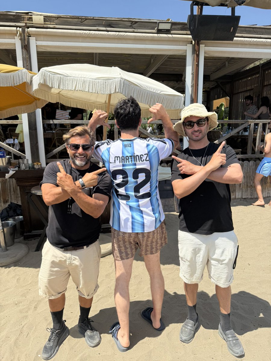 IManthferro's tweet photo. Celebrating my honeymoon in Marbella Spain… the servers at the beach club were Argentinian and loved the kit 🇦🇷🐂🖤💙 EL TORO #LautaroMartinez https://t.co/47lmeNluaj