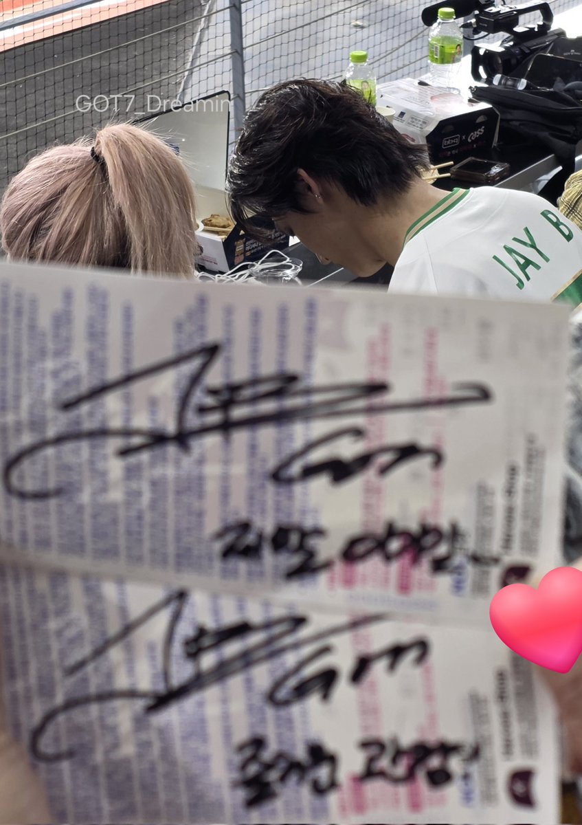 GOT7_Dreamin's tweet photo. 오늘 하루종일 팬들한테 차카니 미소 보여주고 사인도 해줌ㅋㅋㅋㅋ 제발 이기길 하더니 7점으로 이겼어 승요 ㅊㅋㅊㅋ 앨범활동도 잘해보자💪

@defjaybkr #JayB #제이비 https://t.co/7P04T1Px7i