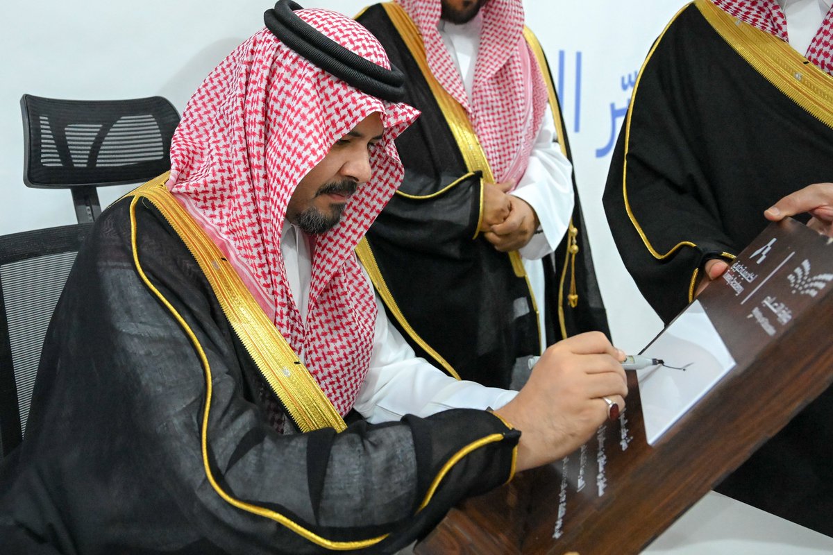 imarat_almadina's tweet photo. سمو أمير منطقة #المدينة_المنورة #سلمان_بن_سلطان يدشن أكاديمية طويق التقنية، والمدرسة المركزية للتعليم الإلكتروني، ومدرسة الموهوبين الرياضية، وعددًا من المنشآت والمشروعات التعليمية في المنطقة، بقيمة إجمالية تتجاوز 300 مليون ريال. https://t.co/eQcvVPD38u