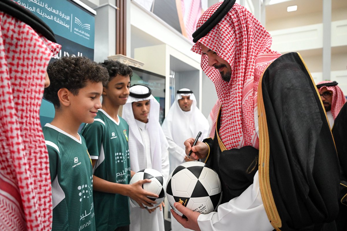 imarat_almadina's tweet photo. سمو أمير منطقة #المدينة_المنورة #سلمان_بن_سلطان يدشن أكاديمية طويق التقنية، والمدرسة المركزية للتعليم الإلكتروني، ومدرسة الموهوبين الرياضية، وعددًا من المنشآت والمشروعات التعليمية في المنطقة، بقيمة إجمالية تتجاوز 300 مليون ريال. https://t.co/eQcvVPD38u