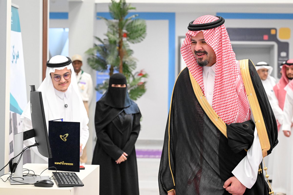 imarat_almadina's tweet photo. سمو أمير منطقة #المدينة_المنورة #سلمان_بن_سلطان يدشن أكاديمية طويق التقنية، والمدرسة المركزية للتعليم الإلكتروني، ومدرسة الموهوبين الرياضية، وعددًا من المنشآت والمشروعات التعليمية في المنطقة، بقيمة إجمالية تتجاوز 300 مليون ريال. https://t.co/eQcvVPD38u