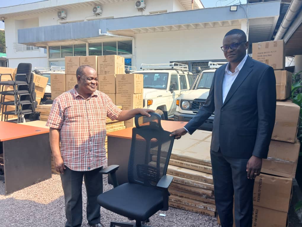 CelluleInfra5's tweet photo. POURSUITE DE LA REMISE DE MATERIEL AUX PARTIES PRENANTES DU PROJET DE CONSTRUCTION DU COORIDOR ECONOMIQUE RDC/ANGOLA
Après Kananga et Mbuji Mayi, la Cellule Infrastructures a poursuivi à Kinshasa la remise de différents lots de matériel destinés aux entités bénéficiaires, dans le cadre du Volet « Appui Institutionnel » du Projet. La Direction de Reboisement du Ministère de l’Environnement et Développement Durable a été le second partenaire à recevoir sa dotation le jeudi 1er juin 2026 avec un lot de mobilier de bureau (24 tables bureaux simples avec tiroir, 24 chaises de bureaux, 8 chaises de visiteurs, 8 armoires métalliques), en attendant le lot de matériel informatique. Un véhicule tout terrain Toyota Land Cruiser complètera la liste. Peu avant, c’était l’Unité de Coordination du Projet Partenariat-Public-Privé (UC-PPP) du Ministère du Plan qui avait réceptionné son lot de matériel de bureau (10 tables de bureaux et 10 fauteuils de bureaux).
Pour information, 8 véhicules Toyota Land Cruiser destinés à 8 entités bénéficiaires avaient été remis le 23 mars 2026 à la Province du Kasaï Central par le Coordonnateur de la Cellule Infrastructures, Billy Tshibambe, au cours d’une cérémonie présidée par le Gouverneur de Province. La Province du Kasaï Oriental, pour sa part, a bénéficié de deux (2) véhicules : 1 pour la Mairie de Mbuji Mayi et 1 pour le Territoire de Kabeya Kamuanga.
S’agissant du matériel de bureau, l’affectation dans les deux Provinces a été réajustée en tenant compte de la liste effective des bénéficiaires de véhicules et de leurs sites de travail : Kananga, Mbuji Mayi ou Kabeya Kamuanga. Au total, 11 entités et structures provinciales ont bénéficié des appuis du Projet avec 194 tables de bureau simple, 194 fauteuils de bureau, 66 chaises pour visiteurs et 66 armoires métalliques.
Dans cet effort d’Appui institutionnel, Le Projet prévoit également de renforcer les entités et structures bénéficiaires par des dotations en matériel informatique. Le matériel a été réceptionné au siège de la Cellule Infrastructures et les discussions sont en cours en ce qui concerne la répartition.
Pour rappel, le Projet de Construction du Corridor Economique RDC-Angola Phase 1, est mis en œuvre avec l’appui technique et financier de la Banque Africaine de Développement et porte sur un linéaire de 137,5 km, partant de Kananga dans la Province du Kasaï Central à Kakangayi dans la Province du Kasaï Oriental. Un pont est prévu sur la rivière Kakangayi.
La section Kananga-Kakangayi est un maillon du Corridor de Lobito qui débouche en Zambie. Dans l’exécution des travaux, le linéaire est subdivisé en trois (3) lots : Kananga – Kasindi (45 km), Kasindi- Bena Malango (45 km) et Bena Mulango-Kakangayi (47,5 km). Les travaux ont démarré au mois de mai 2025. Le montant total des contrats s’élève à 79 millions de dollars américains.