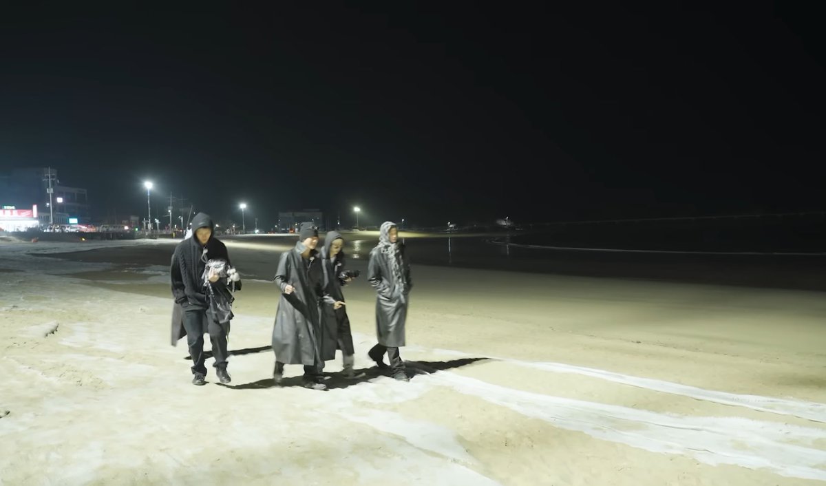 Marboiiyeah's tweet photo. อะไรดลบันดาลใจให้พวกมันแต่งตัวงี้ไปทะเลวะใครก็ได้บอกกุที https://t.co/ADZBbpypvh
