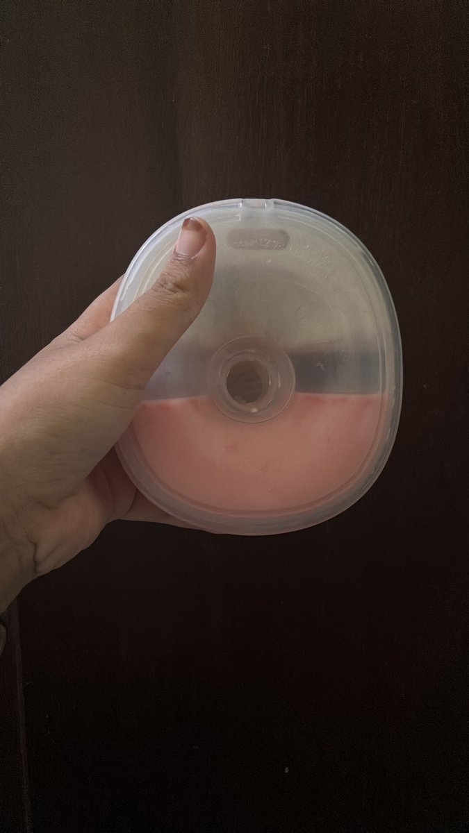 lelippo's tweet photo. Perjuangan meng-ASI-hi. Lumayan sering kejadian. Pernah beberapa kali yang sampe menggumpal2 juga. Tapi (tentu atas izinNya) aku hebat. Nyatanya hampir 16 bulan ini jadi full mom eping. MasyaAllah 🥹😭 https://t.co/jwpGlPTeXC