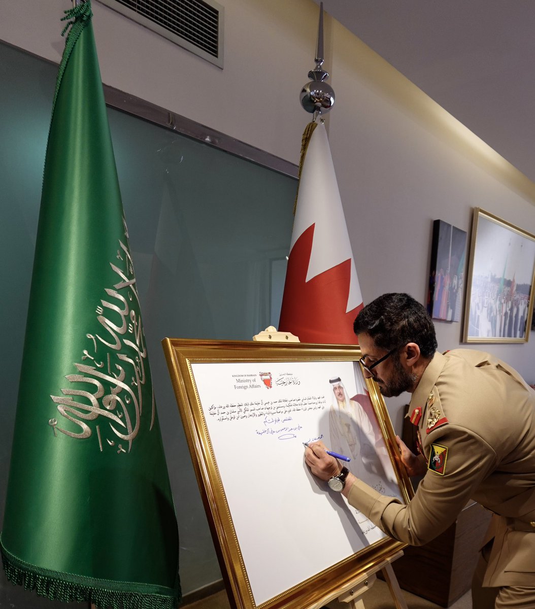 BahrainEmbKSA's tweet photo. تجسيدًا لقيم الوفاء والانتماء الوطني، شاركت سفارة مملكة البحرين لدى المملكة العربية السعودية الشقيقة في توقيع وثيقة التأييد والولاء، تأكيدًا للاعتزاز بالوطن والولاء للقيادة الحكيمة، وترسيخًا للمبادئ الوطنية التي تجمع أبناء المملكة في مختلف مواقعهم ومسؤولياته. https://t.co/6MeiQ8f4MT