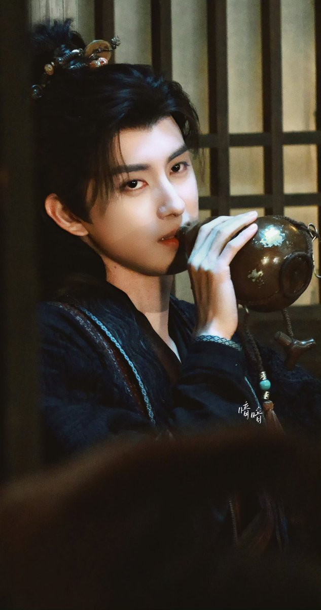 foruipeng's tweet photo. 📸 260609 • Cuo Shi Lu filming Day 7.

Drunken by your handsomeness.

©️: On watermark

#AoRuipeng #敖瑞鹏 #CuoShiLu #错世录 https://t.co/ain79FraHM