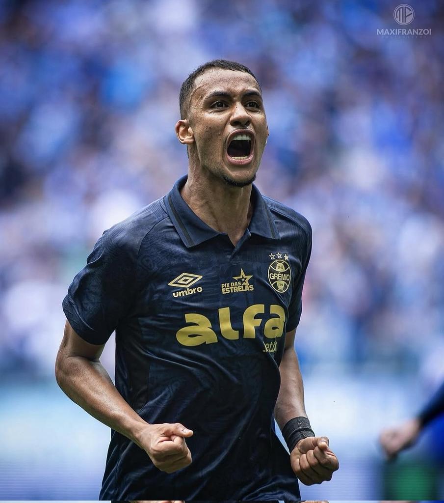 GremioTimeLine's tweet photo. O Grêmio pode receber nos próximos dias uma nova investida do Göztepe, da Turquia, pelo atacante André Henrique.

Recentemente, a Chapecoense buscou informações sobre o jogador e apresentou uma proposta de empréstimo, assumindo parte dos vencimentos do atleta. 

No entanto, André tem preferência por uma transferência em definitivo e vê com bons olhos uma saída permanente do clube.

🗞 Marco Souza | GZH 
📸 Maxi Franzoi