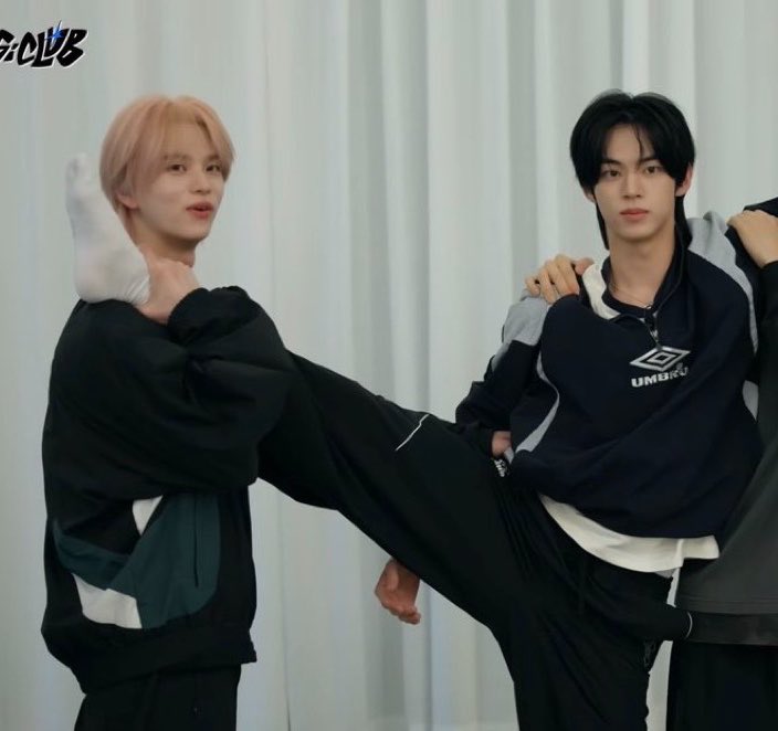 ydzwish's tweet photo. the way sy can wrap his hand around dh’s whole ankle do they know im a pervert https://t.co/kwPlB0Pl2B