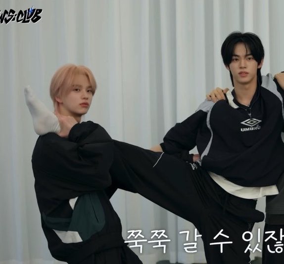 ydzwish's tweet photo. the way sy can wrap his hand around dh’s whole ankle do they know im a pervert https://t.co/kwPlB0Pl2B