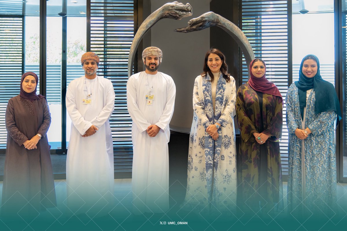 UMC_OMAN's tweet photo. وقّعت المدينة الطبية الجامعية، ممثلةً بمستشفى جامعة السلطان قابوس، اتفاقية تعاون مع مؤسسة الجسر الخيرية لدعم توفير مستلزمات أجهزة الأكسجة الغشائية خارج الجسم وأجهزة التنفس الصناعي المنزلي للأطفال والبالغين. 

وتأتي هذه الاتفاقية في إطار الجهود المستمرة لتطوير الخدمات التخصصية عالية الدقة في مجالات الرعاية الحرجة والرعاية الصحية المنزلية المتخصصة، بما يتيح الاستفادة من خيارات علاجية متقدمة تسهم في تحسين جودة الحياة واستمرارية الرعاية الصحية.

كما تعكس الاتفاقية أهمية الشراكات المجتمعية في دعم الأولويات الصحية الوطنية، وتسخير الموارد والإمكانات نحو المبادرات ذات الأثر المباشر على المستفيدين. 

وتثمن المدينة الطبية الجامعية الدور الذي تضطلع به مؤسسة الجسر الخيرية في دعم المبادرات الصحية ذات الأثر المجتمعي، وما تجسده هذه المساهمة من نموذج فاعل للشراكة بين المؤسسات في خدمة المرضى ودعم مسيرة تطوير الخدمات الصحية في سلطنة عُمان.
