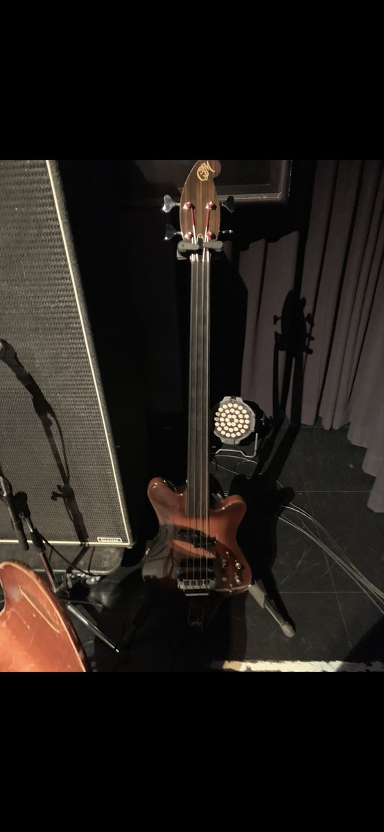 satouzenbuuuuuu's tweet photo. 一報頂けたら嬉しいです！中々変なベースなので有れば。フレットレス仕様のMartinの、レフティに改造してあるベースです。フレットある方は同じやつの他の方のベースです。 https://t.co/UfF5xcICwe