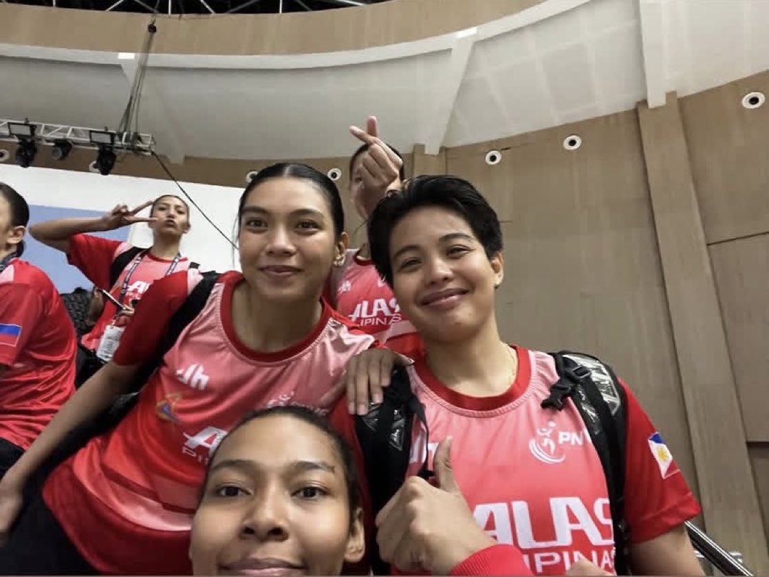 homewithBTS_'s tweet photo. Gaguuuuu parang buong volleyball community (ah maliban lang pala sa mga chararat jan) nagsasaya sa GADEZ diagonal moment kanina huhuhuhu mga pinalaki talaga tayo ng rivalry nila 😭😭 https://t.co/blRWCDEObz