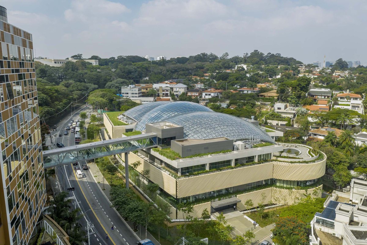 dyauspitar12's tweet photo. Há tempos membros ativistas do Ministério Público descobriram que não precisam convencer juízes nem legisladores para fazerem andar agendas ideológicas que lhes são caras.

Basta ameaçar litigância com base em interpretações pessoais da lei e, em seguida, propor os famigerados Termos de Ajustamento de Conduta (TAC) para obrigar agentes privados a seguirem regras que ninguém legislou, mas que lhes agradam.

Vejam esse caso. O MPF ajuizou ação para obrigar o Einstein a adotar cotas na residência médica. Querem que reservem 55% das vagas, sendo inacreditáveis 5% para trans, um grupo que não representa 0,1% da população e ainda menos dos médicos formados.

E qual o fundamento para meter a mão numa instituição privada? Que o Einstein tem imunidade tributária e colabora com o SUS. Quer dizer: porque o hospital faz o bem e o Estado, em troca, abre mão de tributá-lo, o Estado agora é dono dele.

Ocorre que isso não está em lei nenhuma. É invenção do procurador, interpretação generosa da lei costurada com uma nota técnica e a sempre presente ameaça de processo.

O empresário, o reitor, o diretor de hospital, todos fazem a mesma conta: vou enfrentar anos de litígio e desgaste no país da insegurança jurídica gastando rios de dinheiro contra um MP sustentado com dinheiro infinito do contribuinte ou assinar um TAC e obedecer?

Quase todos assinam os famigerados TACs.

É por meio dos tais TACs que um órgão que deveria fiscalizar a lei passou a legislar pelas costas dela, transformando preferência ideológica em obrigação que ninguém votou.

Um futuro governo que se leve a sério vai ter que encarar isso de frente. Não há país viável com um poder paralelo, sem voto e sem freio, decidindo quem entra na faculdade e quem dirige uma empresa, interpretando a lei ao sabor de suas ideologias, ameaçando agentes privados com transtornos enormes e oferecendo TACs como alívio, cuja assinatura é quase admissão de culpa por crimes que não existem.

Cortar as asas do MP e devolvê-lo ao dever estrito, que é fiscalizar o cumprimento da lei e não fabricá-la, é condição necessária para refundarmos o Brasil. O governante que não fizer isso vai ter que governar de joelhos.