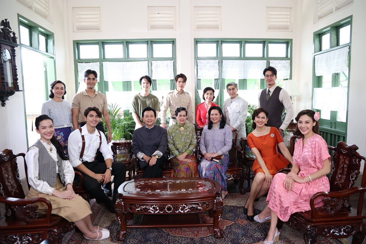 JanSasiii's tweet photo. วันรวมญาติ ตระกูลใหญ่จริงๆ แต่คนที่ได้สมบัตินั้น มีแค่....

TWO FACES OF THATRI EP2
#ธาตรีEP2 https://t.co/hj5QWPZizE