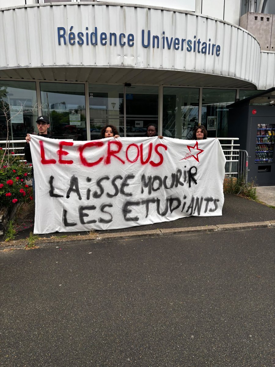 FSE_Nanterre's tweet photo. Rassemblement en hommage à la résidente décédée par la faute du Crous

Ce lundi 8 juin, nous nous sommes rassemblés devant le bâtiment A/B en hommage à la résidente dont le corps à été retrouvé dimanche à la Cité Universitaire de Nanterre. https://t.co/hXV3SKm2M2