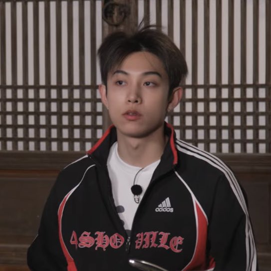ryulbks's tweet photo. RUPIAH GUAAAA ANAJJGSGAGSGAGGSGD LEMEEEESSSS BYE GANTENG BANGET ASEMMMM NGUNYAH KEMIRI DAH GW https://t.co/dMKiQBVaIr