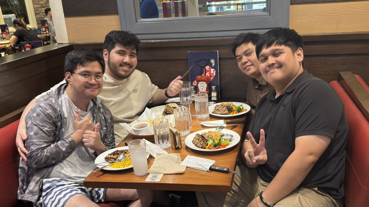 leanvictorbones's tweet photo. Double date 🫶🏼 @sojustrawburr @8An_Dan @arkidekdek https://t.co/IViUmpyNvV