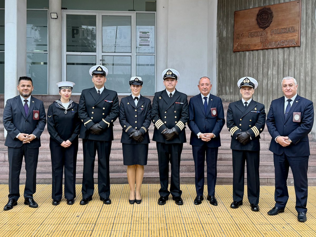 PDI_Arica's tweet photo. En el marco de los #93añosPDI, los máximos representantes del @Ejercito_Chile, @Armada_Chile y @CarabArica, presentaron un saludo protocolar al jefe regional de la @PDI_Arica, prefecto inspector José Contreras Hernández, reafirmando el compromiso de trabajo conjunto

 #Arica https://t.co/TAADk4GPAg
