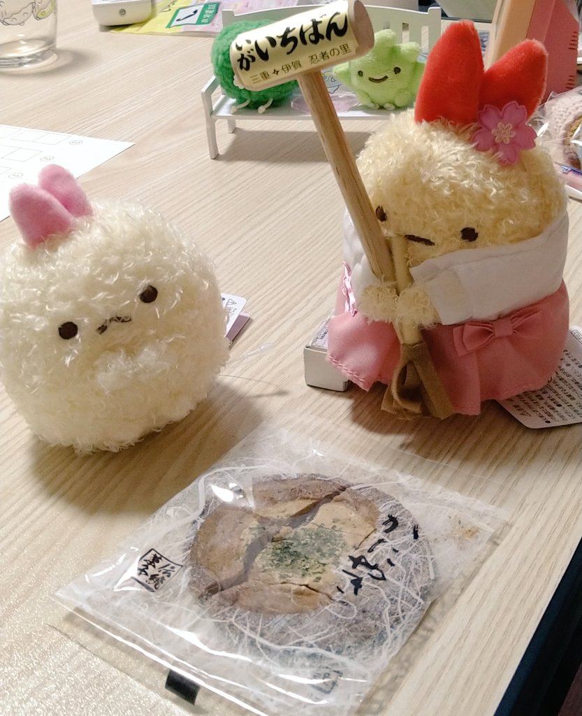 midonyan22's tweet photo. 仲良しさんにもらった堅焼きせんべいをえびえびたちと割ってみました🔨
えびてんちゃんはパワーが足りなかったようで、お姉えびちゃんが見本を見せてくれました(⁠.⁠ ⁠❛⁠ ⁠ᴗ⁠ ⁠❛⁠.⁠)✨ https://t.co/6nKpYYR3AI