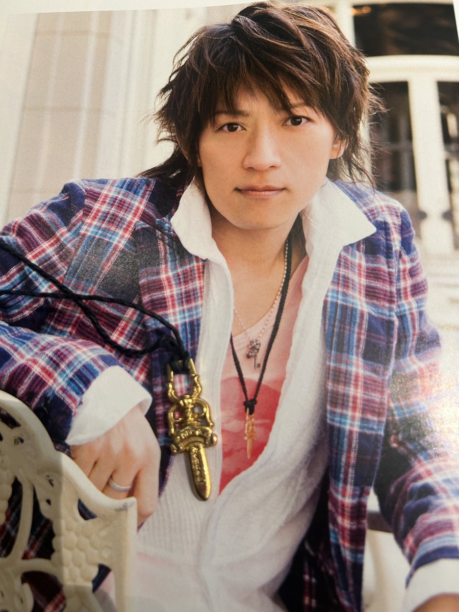 akirafuru's tweet photo. 19年前かラルクのtetsuyaさんと同じネックレス欲しくて当時持ってたクロムのネックレス全部売って買ったんだよな。あの頃の気持ちが1番大事。 https://t.co/ZISuB73NLC