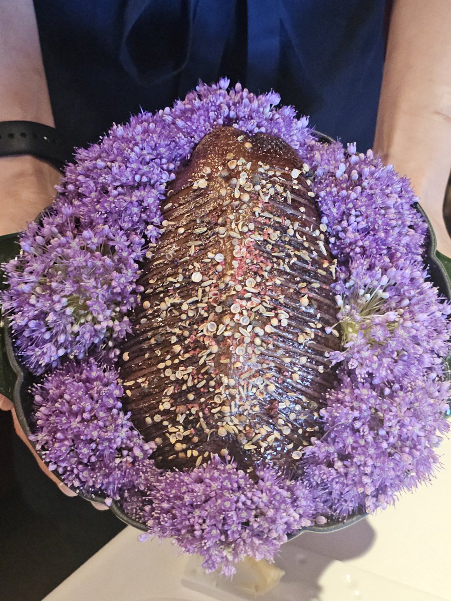 ccocha398's tweet photo. 오리 고기 때 나이프 저희 옷 색깔에 맞춰 주셨어요 일행 다 너무너무 감동 받아서 아가씨 모드 됐는데,
뒤에서 뚜벅뚜벅 등장하는 그 https://t.co/5UNp0ZjS0y