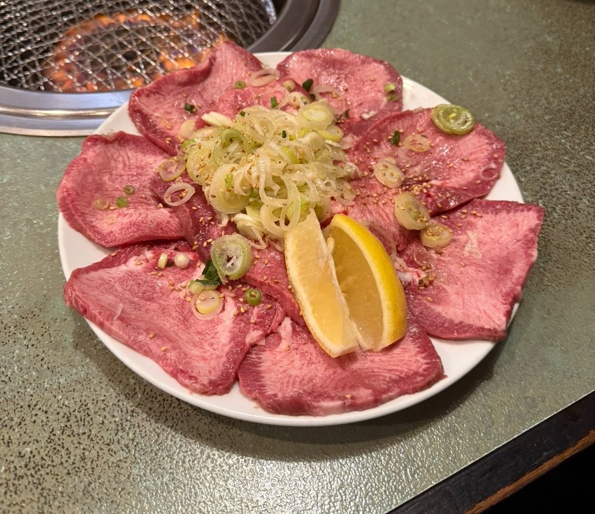 gritshosyaman's tweet photo. おすすめ焼肉屋か
みんな川崎龍苑は知ってるかい？
電話予約不可、当日15時から店主が来るの見計らい紙で名前書かなきゃ予約できないが味はガチの焼肉屋。
タン塩とロース絶品。
川崎駅から徒歩20分、まさに町焼肉。
おしゃれさはないが味は神。
そんな店です。
おすすめしますよ。 https://t.co/N0zvE4jHdZ