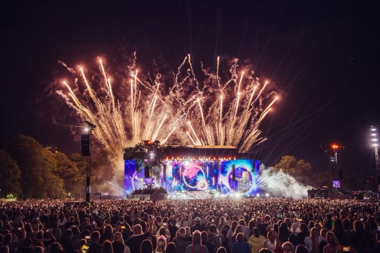 UKTAEMates's tweet photo. In two weeks, #TAEMIN will make his UK festival debut! 🎉

American Express Presents BST Hyde Park is one of the UK’s most prestigious music festivals!☀️

Produced by AEG, this year the festival will see 630,000 attendees overall, with a maximum daily capacity of 69,999 people!🔥 https://t.co/bT3UyTRSBv