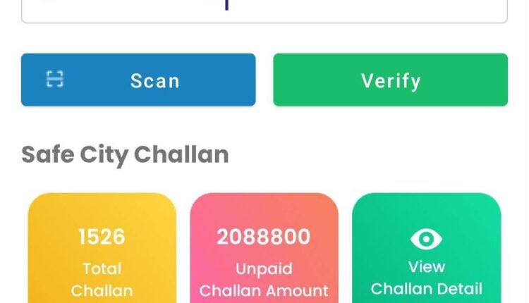 PakWheels's tweet photo. 🚨 Lahore Traffic Police arrest major e-challan defaulter after discovering 1,526 unpaid challans worth Rs. 2.09 million linked to a single CNIC.

Authorities also found 421 vehicles, rickshaws, and motorcycles registered under the individual’s name. His motorcycle has been impounded as the crackdown on defaulters intensifies.

📍 Motorists are advised to clear pending e-challans to avoid legal action, arrest, or vehicle seizure.