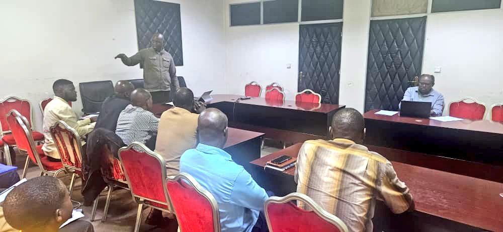 NyabihuDistrict's tweet photo. Uyu munsi:Abaganga b'amatungo bakoze Inama yubworozi ku gukoresha uburyo bukomatanyije mu kungenzura ibyorezo (IDSR) mu kuvura amatungo no gutanga serivisi zubworozi ziboneye.Inama yayobwe na @HABANAB62472701 ,Umuyobozi w'Akarere wungirije ushinzwe ubukungu. https://t.co/GliUTqRzSL