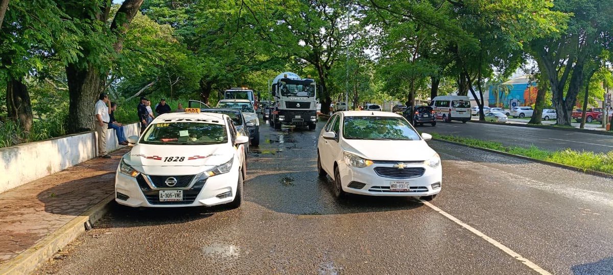 xevtfm's tweet photo. 🔴 #LoÚltimo | Se registra carambola 💥 de tres vehículos sobre la vía periférico Carlos Pellicer casi esquina con Av. #Samarkanda.
Solo se reportan daños materiales. Elementos de la PEC están en el lugar. https://t.co/3J3IVQJ0ot