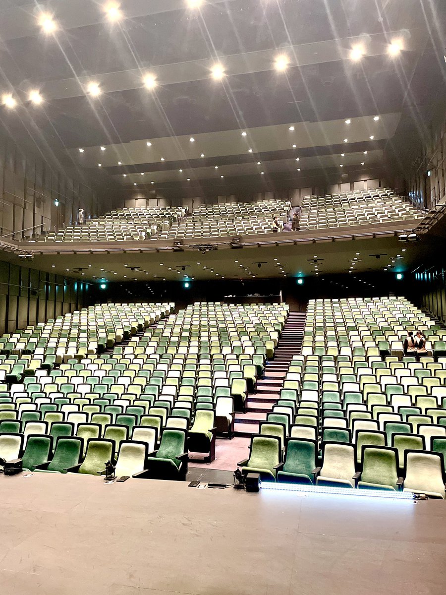 SentoTakemori's tweet photo. #ハムレット @大阪、6公演終了！
これまで観劇してくれた皆様、ありがとうございます✨

本日は休演日🍀

前日私のペットボトルに、、
麗しき王妃が潔きお言葉を書いてくれました🔥写真を撮らせてもらうお姿も凛々しきものでした😏

では皆様、明日からもお願いします！

#ハムレット2026 #柚香光 さん https://t.co/H9tzXpT1oS