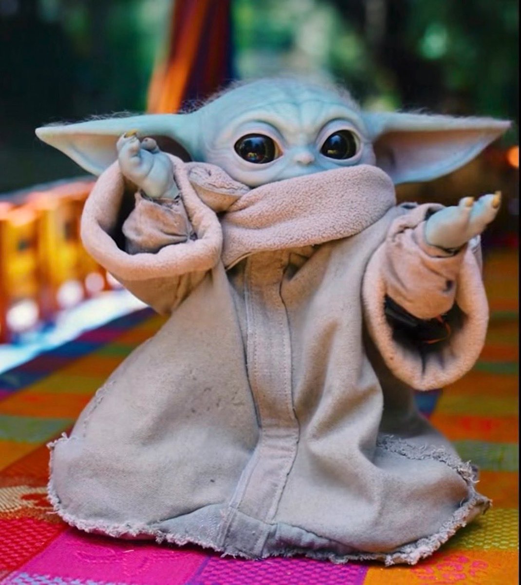 WookieeNews's tweet photo. Jeremy Allen White revela que Lucasfilm envío una de las marionetas de Grogu, controlada por 6 titiriteros, al cumpleaños de su hija gracias a Jon Favreau:

“Me dijo: 'déjame hacer un par de llamadas'. Y recibí un correo de Lucasfilm diciendo 'te enviaremos a Grogu a la fiesta'.” https://t.co/uhGmueYMr3