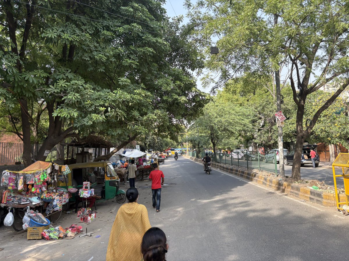 SumitGu49539234's tweet photo. Is this not an encroachment?
इन रेहड़ी पटरी वालो की वजह से आवाजाही में परेशानी और आए दिन कोई ना कोई अपराध,लूटपाट 

पुलिस वालो की मेहरबानी है सब , उस मेहरबानी की कीमत भी ले रहे है 
कृपया संज्ञान में ले 
@MCD_Delhi @gupta_rekha @praveshwahi @NFCRWA https://t.co/Zye58GVtcD