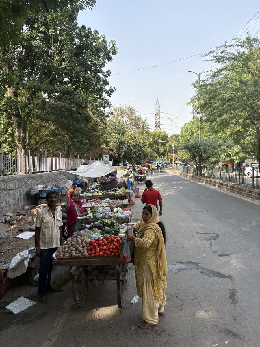 SumitGu49539234's tweet photo. Is this not an encroachment?
इन रेहड़ी पटरी वालो की वजह से आवाजाही में परेशानी और आए दिन कोई ना कोई अपराध,लूटपाट 

पुलिस वालो की मेहरबानी है सब , उस मेहरबानी की कीमत भी ले रहे है 
कृपया संज्ञान में ले 
@MCD_Delhi @gupta_rekha @praveshwahi @NFCRWA https://t.co/Zye58GVtcD
