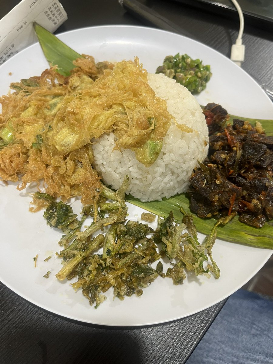 violinarchive's tweet photo. hiii pada makan malem apaa? kl aku abis makan dadar beredar hihii🫶🏻 https://t.co/TwJmRvOghF